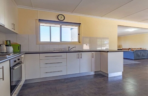 Lake Wangary House | Kangaroo Hollow - Comfortable, Spacious and Affordable