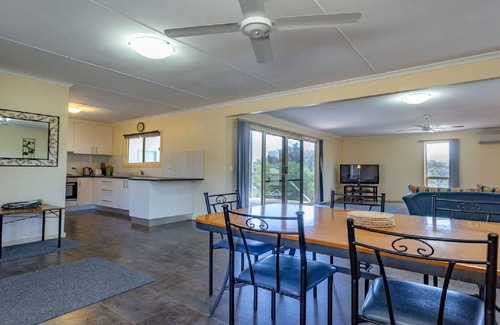 Lake Wangary House | Kangaroo Hollow - Comfortable, Spacious and Affordable