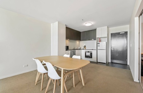 Kangaroo Point Apartment | Kangaroo Point 2-Bed Flat with Gym & Pool