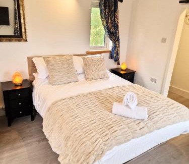 Blairgowrie Ski Chalet | Kaoglen Fallow Pod - Luxury - Hot Tub - Pet Friendly
