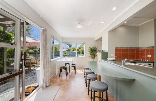 Rainbow Point House | Kapuka Paradise - Wharewaka Holiday Home