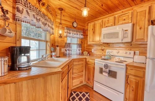 Johnson City House | Kara's Cottage - Cozy Johnson City Bungalow for 3!