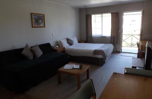 Waipahihi Hotel | Karaka Tree Motel