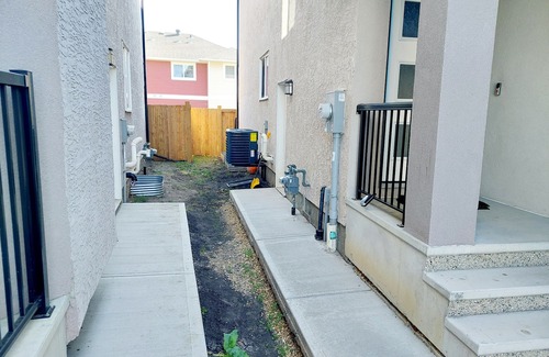 Northeast Edmonton House | Karibu Oasis - Guest Suite