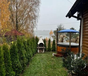 gmina Stezyca Ski Chalet | Karmelowe Domki Kaszuby, z jacuzzi na tarasie z widokiem na jezioro