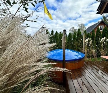 gmina Stezyca Ski Chalet | Karmelowe Domki Kaszuby, z jacuzzi na tarasie z widokiem na jezioro