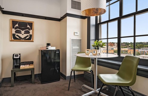 East Liberty Apartment | Kasa Classic Studio Quick Drive to Carnegie Mellon The Maverick