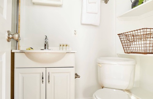 Del Ray Apartment | Kasa Del Ray | King Studio | Alexandria