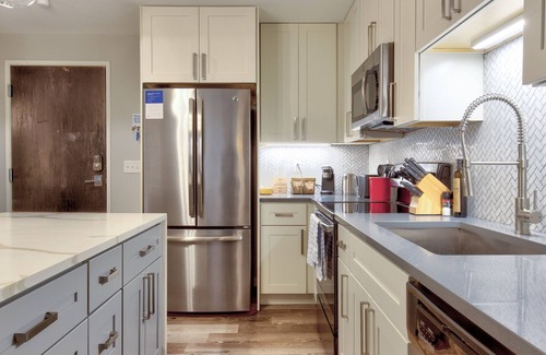 DeBaliviere Place Apartment | Kasa Forest Park St. Louis