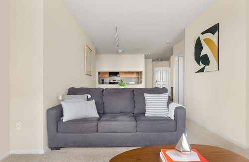 Northwest Bellevue Apartment | Kasa | Spacious 2BD, Walk to Downtown | Bellevue