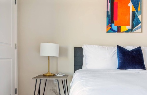 Lowry Hill East Apartment | Kasa | Traditional Studio + Self Check-In | Minneapolis
