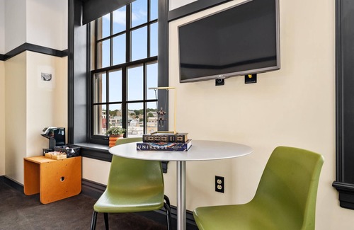East Liberty Apartment | Kasa Trendy Studio Steps to Bakery Square The Maverick