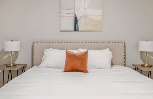 Lowry Hill East Apartment | Kasa | Welcoming 2 BD + Onsite Gym Access | Minneapolis