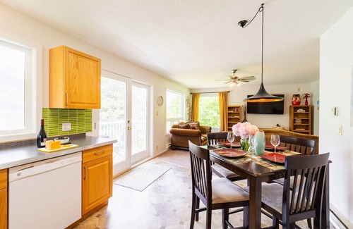 Nelson Condo | Kaslo, Upper Floor Paradise! 2 Beds, Hot Tub, Beach, laundry