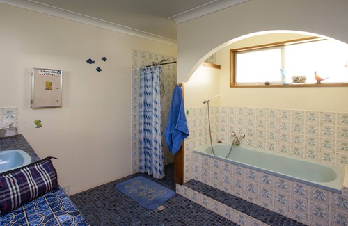 East Side Bed & Breakfast | Kathy's Place B&B/Peters Room/with shared bathroom, queen & single bed