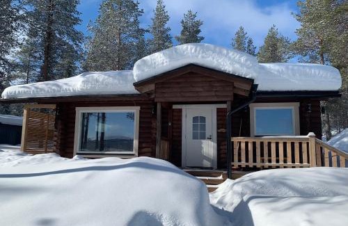 Akaslompolo Apartment | Kaupinmaja, Ylläs, Äkäslompolo, Lapland - Log Cabin with Lake and Fell Scenery