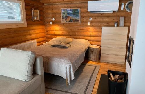 Akaslompolo Apartment | Kaupinmaja, Ylläs, Äkäslompolo, Lapland - Log Cabin with Lake and Fell Scenery
