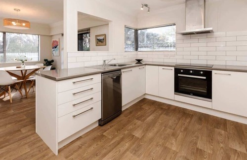 New Plymouth House | Kawaroa Park View - near CBD & coastal walkway