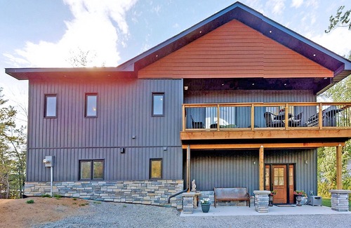 Bobcaygeon Cottage | Kawartha Dream Cottage with Hot Tub w/Games House