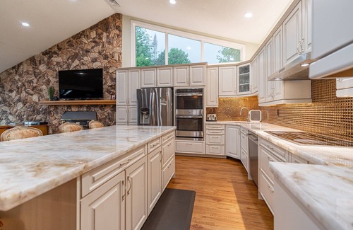 Fenelon Falls Cottage | Kawartha Lakes Gem: Your Dream Lakehouse Getaway
