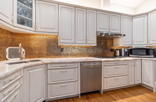 Fenelon Falls Cottage | Kawartha Lakes Gem: Your Dream Lakehouse Getaway