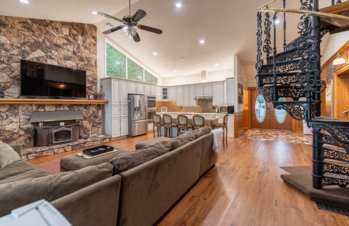 Fenelon Falls Cottage | Kawartha Lakes Gem: Your Dream Lakehouse Getaway