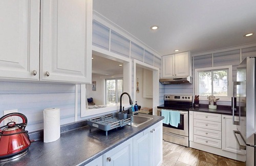 Dunsford Cottage | Kawartha Shores Retreat on Trent Severn Waterway with King suite and hot tub!
