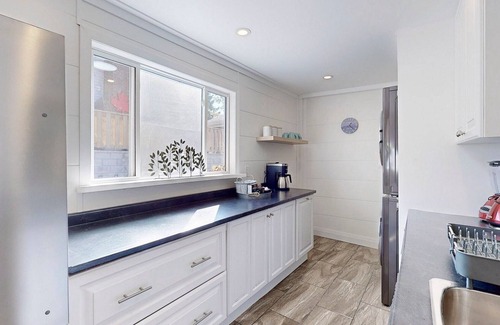 Dunsford Cottage | Kawartha Shores Retreat on Trent Severn Waterway with King suite and hot tub!