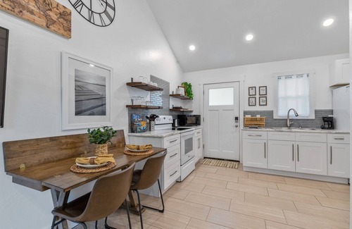 Grove Cottage | Kayaks*Forest View*Firepit*King*Lakefront*Gameroom
