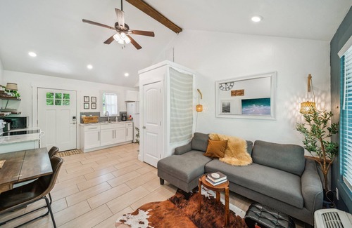 Grove Cottage | Kayaks*Forest View*Firepit*King*Lakefront*Gameroom