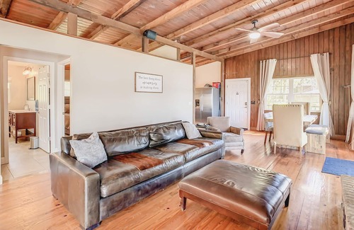 Dade City House | Kayaks/Spa/Pool/Firepit/Dog friendly Lakehouse Getaway!