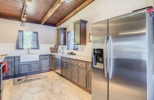 Dade City House | Kayaks/Spa/Pool/Firepit/Dog friendly Lakehouse Getaway!