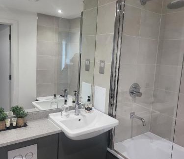 Stratford Cabin | Kayz Lodge- Luxury Ensuite-Private & Shared Accommodation in a New House at the Olympic village overlooking Stratford Westfield and Tube Station