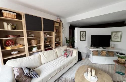 Kazanlak Apartment | Kazanlak LARGE GUEST HOUSE Apartment near Center with Full Kitchen & Dining Room, King Beds, Garden Patio, Free Parking & Self Check-in Top Value!