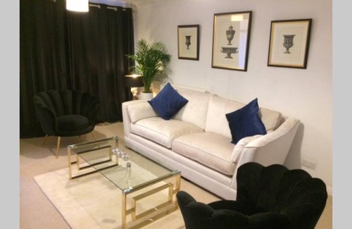 Horsham House | KB79 Welcoming 2 bedroom house in Horsham, pets very welcome with links to London and Gatwick