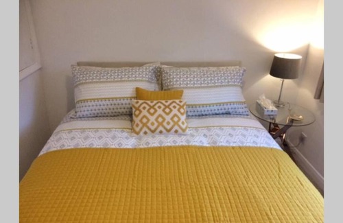 Horsham House | KB79 Welcoming 2 bedroom house in Horsham, pets very welcome with links to London and Gatwick