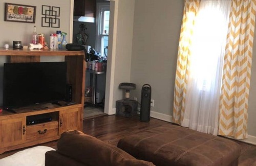 Independence House | KC area 2 private bedroom home!!!