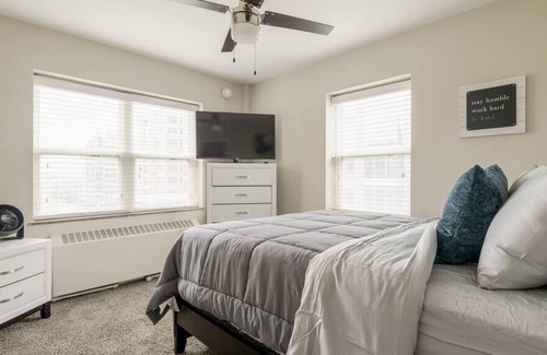 Country Club Plaza Area Apartment | KC Plaza One Bedroom with Gym/Pool/Parking