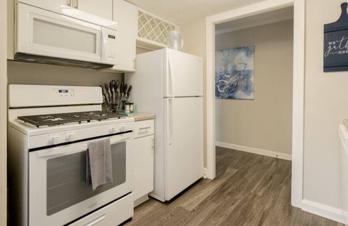 Country Club Plaza Area Apartment | KC Plaza One Bedroom with Gym/Pool/Parking