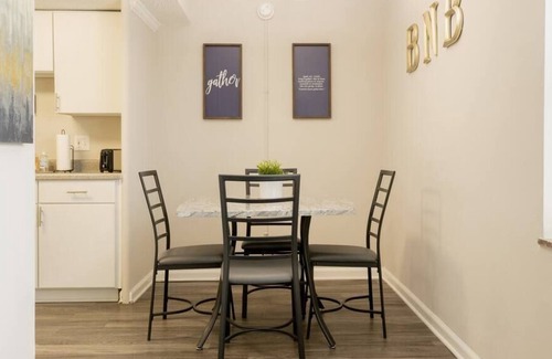 Country Club Plaza Area Apartment | KC Plaza One Bedroom with Gym/Pool/Parking