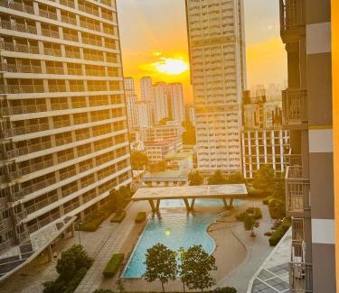 Highway Hills Apartment | KD's Home - Fast WiFi, Netflix , Pool , Karaoke