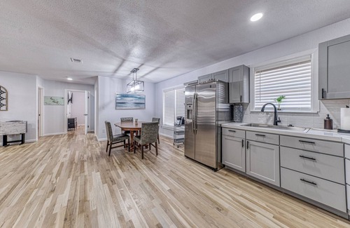 Granbury House | Keep it simple at this peaceful and centrally located house.