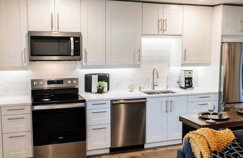 North End Apartment | KEL - The Adora - Downtown