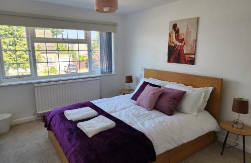 Bicester Villa | Kennedy Villa - 5 Bedroom House with Hot Tub, WiFi, Free parkings, Close to Bicester Village