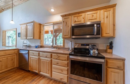 Meadow View Heights Cabin | Kenner Retreat! Fire Pit!