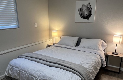 Kent House | Kent-Entire LowerLevel Duplex on Private Street