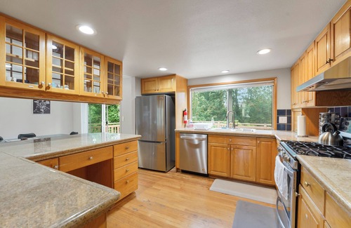 Kent House | KentRenton-EntireUpperUnit Duplex with Large Deck