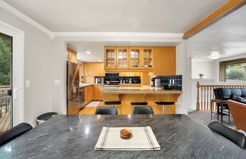 Kent House | KentRenton-EntireUpperUnit Duplex with Large Deck