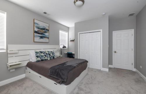 Woodlawn House | Kenwood Apartments, Downtown Hyde Park