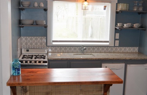 Geneva-on-the-Lake Cottage | Kenzie's Sandcastle is a cozy 1 bedroom cottage with a partial lake view.